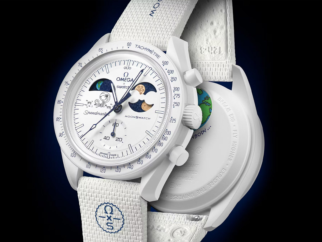 Swatch x Omega MoonSwatch Mission to Earthphase Moonshine Gold, Ada Snoopy pada Dial
